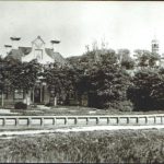 NR029 De Pastorie en de kerk met een koepel
