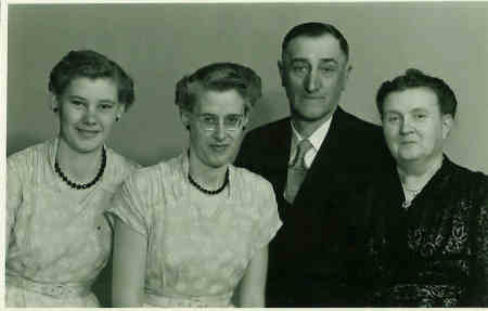 Het gezin Marten Posthumus, van L naar R Tine Gatske Marten Anne foto 1 marten posthumus