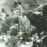 NR043 Luchtfoto van het rondje Kerk in 1950