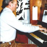 NR046 Organist Sietse Wiebren de Jong achter het orgel van de Ned. Herv. Kerk te Tjerkwerd.
