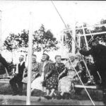 De ouden van dagen op de schommel.NR900