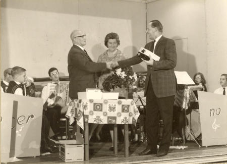 Concertina R. de Jong overhandigd iets aan S.W.de Jong Concertina