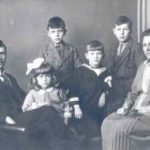 Eise Feenstra, Boukje, Klaas, Johannes, Bate, en mem Marije Bate’s Aukema.Eise Feenstra wie timmerman yn Parregea