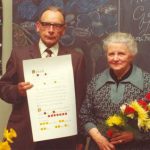 NR879 CVO school Jubilieum Wieger de Jong 30 jaar penningmeester naast hem zijn vrouw Anna de Jong-Poelstra