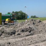 De asfalt laag wordt aan gebracht