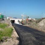 De asfalt laag wordt aan gebracht