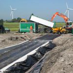 De asfalt laag wordt aan gebracht