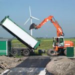 De asfalt laag wordt aan gebracht
