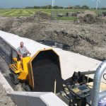 De asfalt laag wordt aan gebracht