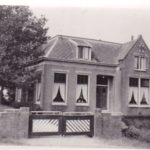 1894-1920. Op 27 juni 1894 huren Theodorus Sible Westendorp en Wietske Haye’s van der Werf de boerderij. In mei 1920 verlaten zij de boerderij en gaan dan wonen in Blauwhuis. Ook dit echtpaar had geen opvolgers. Theodorus Westendorp was raadslid in de gemeente Wonseradeel. Na het vertrek van Jonkershuizen liet hij in Blauwhuis een nieuw woonhuis bouwen op het grondgebied van de gemeente Wonseradeel. Hij kon daardoor raadslid blijven bij de gemeente Wonseradeel. In 1936 kocht mijn grootmoeder Hitje Galama de Boer het huis met haar twee ongehuwde kinderen IJsbrand en Clasina.
