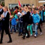 Oorlogsmonument – 20. stoet met de burgemeester en rechts Klaas Groeneveld