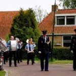 Oorlogsmonument – 23. korps passeert woning Rintsje en Geke Bakker