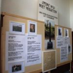 Oorlogsmonument – 24 bord gemaakt door Anne de Vries