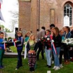 Oorlogsmonument – 25 kinderen met bloemen