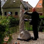 Oorlogsmonument – 30. Todd bij monument met bloemenbankjes