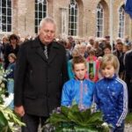 Oorlogsmonument – 42. Hylke Feenstra met 2 kinderen na krans legging