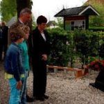 Oorlogsmonument – 44. Truke Thiecke na kranslegging met kinderen