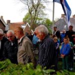 Oorlogsmonument – 46. Gerben Wijnja, Michiel de Jong, Ulke Wiersma en Anne de Vries bij het brengen van bloemen