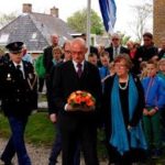 Oorlogsmonument – 47. Todd legt bloemen