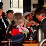 Oorlogsmonument – 8. Burgemeester in gesprek met Hanne Hein, l. Klaas Groeneveld, midden Feike Mulder