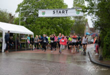 Regen teistert 25e editie van Parodialoop