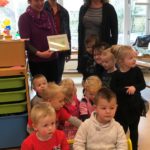 2-talich; sertifikaat útrikt groepsfoto