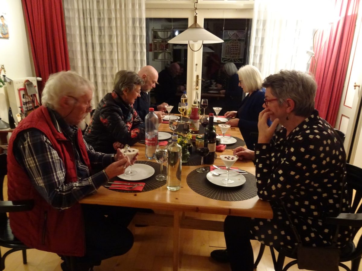 Dorpsbewoners schuiven bij elkaar aan tafel • Tsjerkwert